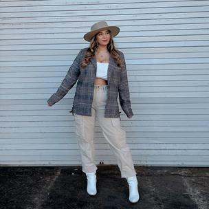 Image from @itzchey on 6 Apr 2023 with caption: Don’t tell her that it’s 30 degrees. 
 She doesn’t have to know. 
 #buckle #forthestyledlife