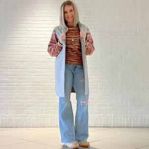 Image from @simplykayleerobben on 7 Apr 2023 with caption: && Wednesday calls for some 70’s Flares! ✌ 
 

 The fit is amazing on these Levi’s — I did size up one (FYI).
 

 Click the LINK in my IG BIO & shop my looks by clicking on B U C K L E • O U T F I T S ! 
 

 #Buckle #buckledout #ootd #forthestyledlife #personalstylist #stylist #trending #new #simply #simplykaylee #simplykayleerobben #simplykpr #simplysoph #simplysophisticated #zyia #zyiarep #seint #seintbeauty #seintartist #activewear #makeupartist #makeup